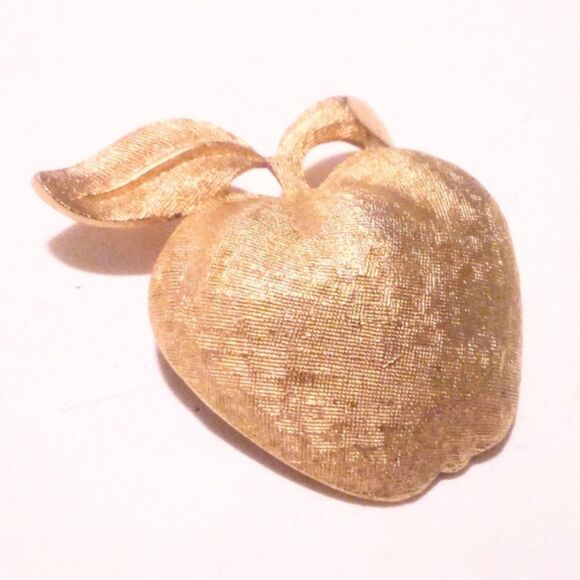 Vintage Coro Gold Tone Florentine Finished Apple Brooch - Picture 4 of 5